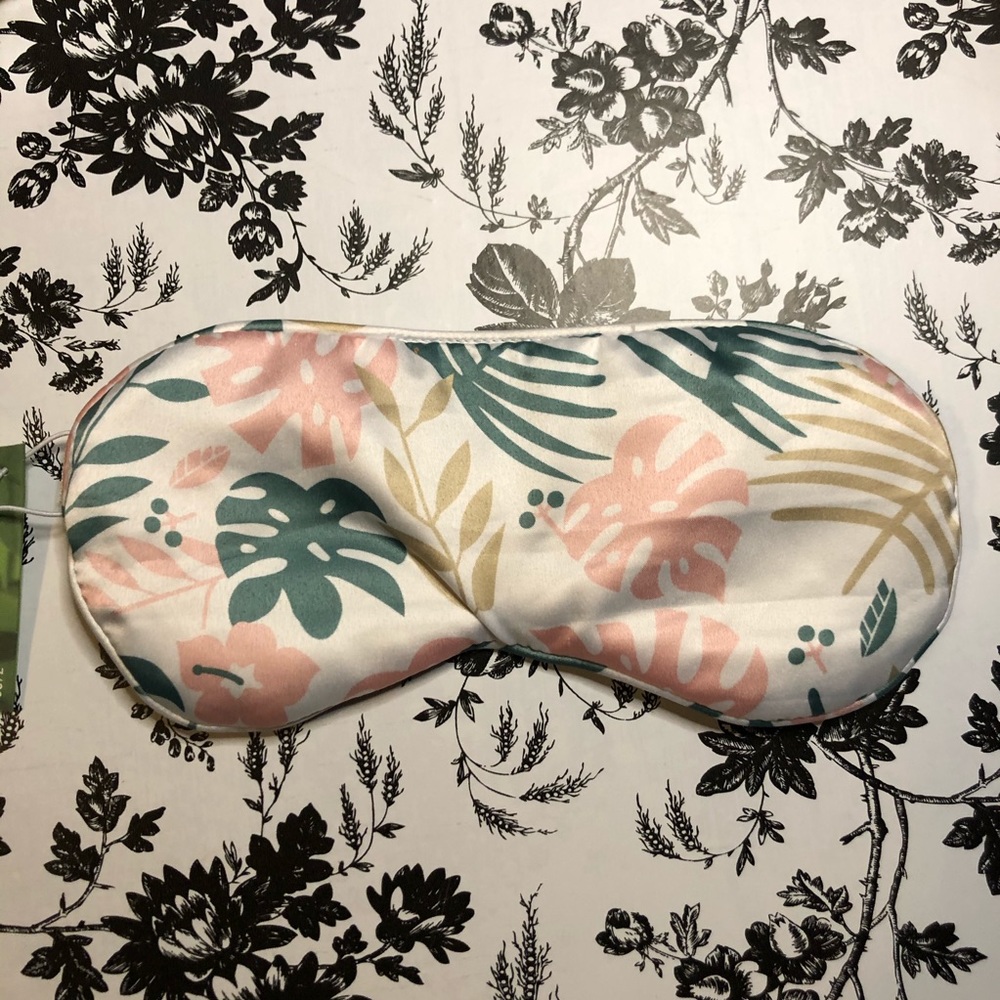 Adjustable satin sleep mask with a cool twist
